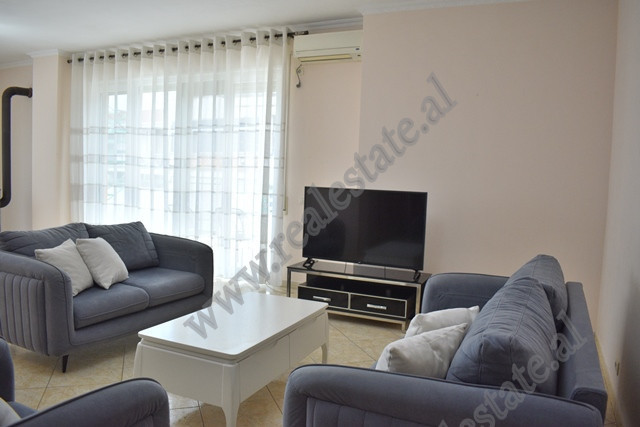 Apartament 3+1 me qira ne rrugen Eduart Mano ne Tirane.
Ndodhet ne katin e 4-t dhe te fundit te nje
